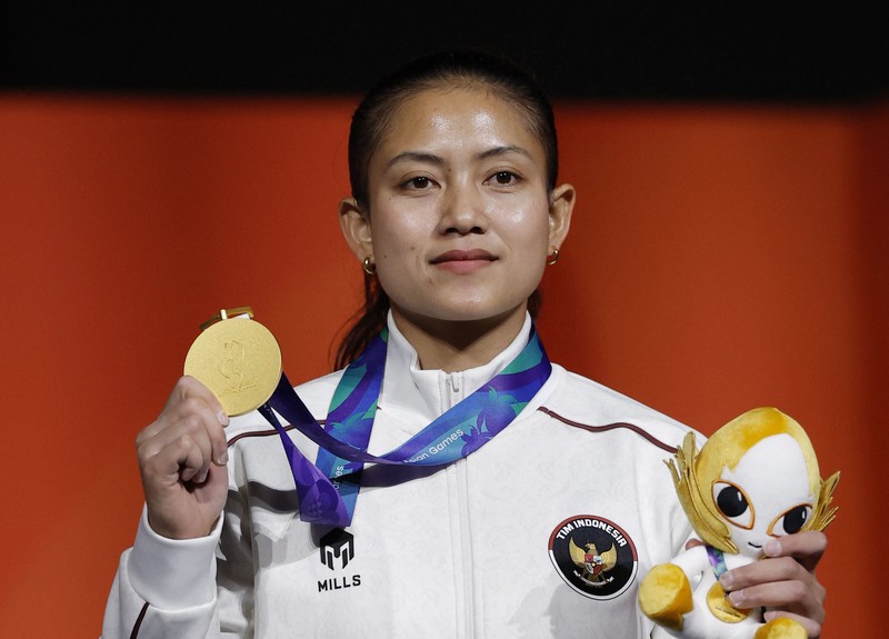 Pemain Indonesia Desak Made Rita Kusuma Dewi merayakan keberhasilannya meraih medali emas di atas podium bersama peraih medali perak Lijuan Deng dari China dan peraih medali perunggu Jimin Jeong dari Korea Selatan pada nomor speed 4 putri panjat tebing Asian Games Aichi-Nagoya 2026, di Nagoya International Exhibition Hall, Nagoya, Jepang, (30/9/2026). (REUTERS/Andrew Couldridge)