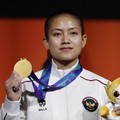 Pemain Indonesia Desak Made Rita Kusuma Dewi merayakan keberhasilannya meraih medali emas di atas podium pada nomor speed 4 putri panjat tebing Asian Games Aichi-Nagoya 2026, di Nagoya International Exhibition Hall, Nagoya, Jepang, (30/9/2026). (REUT