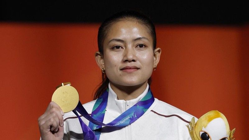 Pemain Indonesia Desak Made Rita Kusuma Dewi merayakan keberhasilannya meraih medali emas di atas podium pada nomor speed 4 putri panjat tebing Asian Games Aichi-Nagoya 2026, di Nagoya International Exhibition Hall, Nagoya, Jepang, (30/9/2026).