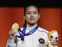 Pemain Indonesia Desak Made Rita Kusuma Dewi merayakan keberhasilannya meraih medali emas di atas podium pada nomor speed 4 putri panjat tebing Asian Games Aichi-Nagoya 2026, di Nagoya International Exhibition Hall, Nagoya, Jepang, (30/9/2026). (REUT