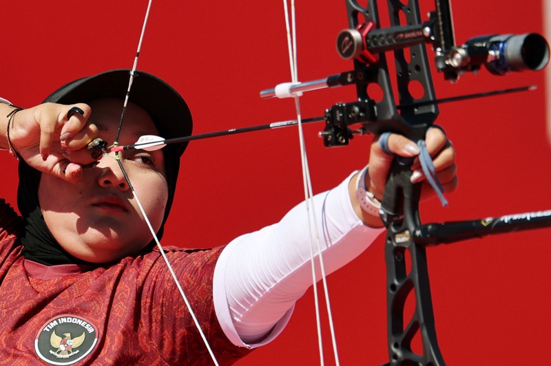 Pemain Indonesia Nurisa Dian Ashrifah beraksi saat menghadapi pemain India Chikitha Taniparthi pada perempat final nomor individu compound putri panahan Asian Games Aichi-Nagoya 2026, di Okazaki Central Park Multipurpose Square, Okazaki, Jepang, (1/10/2026). (REUTERS/Anushree Fadnavis)