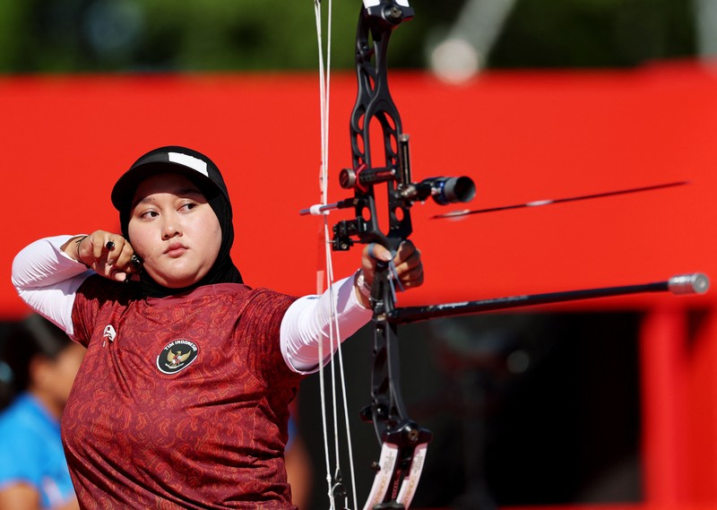 Pemain Indonesia Nurisa Dian Ashrifah beraksi saat menghadapi pemain India Chikitha Taniparthi pada perempat final nomor individu compound putri panahan Asian Games Aichi-Nagoya 2026, di Okazaki Central Park Multipurpose Square, Okazaki, Jepang, (1/10/2026). (REUTERS/Anushree Fadnavis)