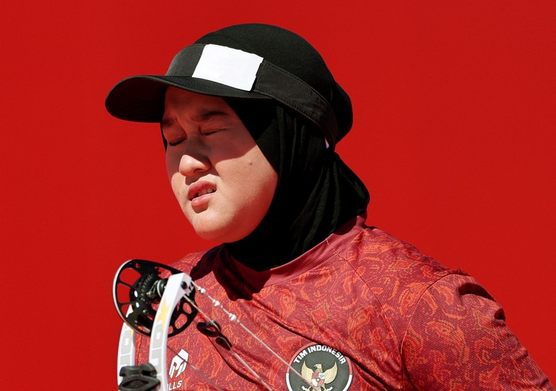 Pemain Indonesia Nurisa Dian Ashrifah beraksi saat menghadapi pemain India Chikitha Taniparthi pada perempat final nomor individu compound putri panahan Asian Games Aichi-Nagoya 2026, di Okazaki Central Park Multipurpose Square, Okazaki, Jepang, (1/10/2026). (REUTERS/Anushree Fadnavis)