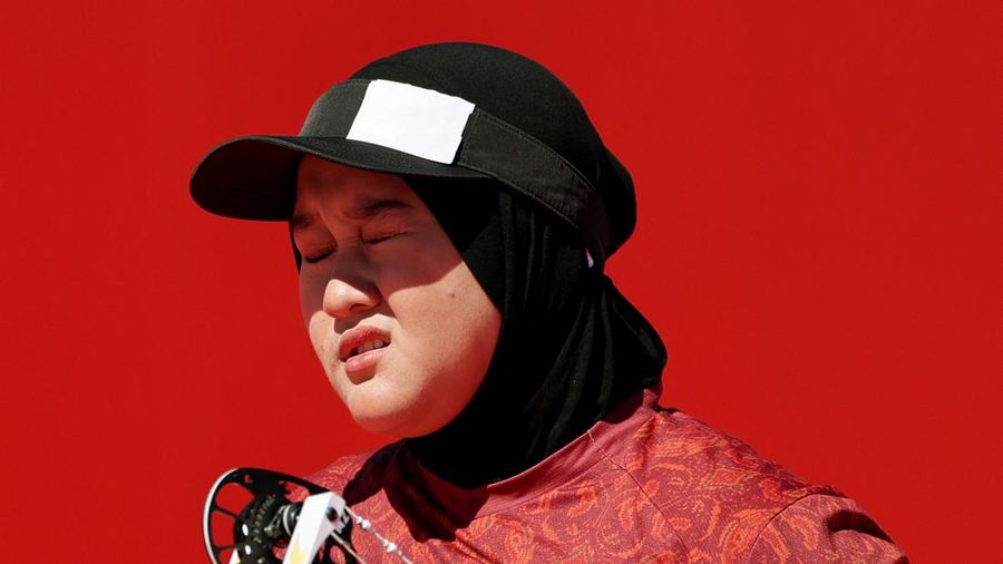 Pemain Indonesia Nurisa Dian Ashrifah bereaksi saat menghadapi pemain Filipina Amaya Amparo Cojuangco pada perebutan medali emas nomor individu compound putri panahan Asian Games Aichi-Nagoya 2026, di Okazaki Central Park Multipurpose Square, Okazaki, Jepang, (1/10/2026).