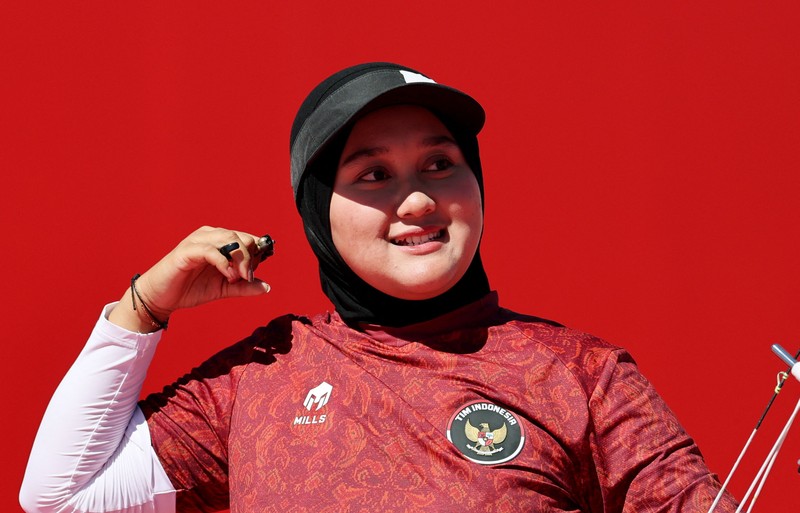 Pemain Indonesia Nurisa Dian Ashrifah beraksi saat menghadapi pemain India Chikitha Taniparthi pada perempat final nomor individu compound putri panahan Asian Games Aichi-Nagoya 2026, di Okazaki Central Park Multipurpose Square, Okazaki, Jepang, (1/10/2026). (REUTERS/Anushree Fadnavis)