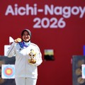 Pemain Indonesia Nurisa Dian Ashrifah merayakan keberhasilannya meraih medali emas dalam seremoni kemenangan nomor individu compound putri panahan Asian Games Aichi-Nagoya 2026, di Okazaki Central Park Multipurpose Square, Okazaki, Jepang, (1/10/2026