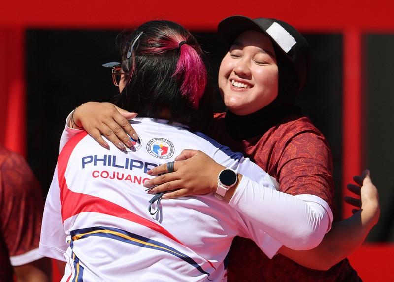 Pemain Indonesia Nurisa Dian Ashrifah beraksi saat menghadapi pemain India Chikitha Taniparthi pada perempat final nomor individu compound putri panahan Asian Games Aichi-Nagoya 2026, di Okazaki Central Park Multipurpose Square, Okazaki, Jepang, (1/10/2026). (REUTERS/Anushree Fadnavis)