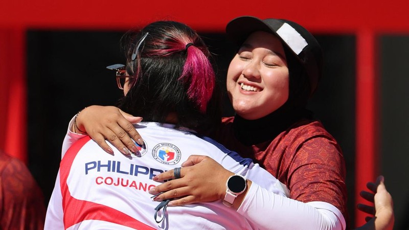 Pemain Indonesia Nurisa Dian Ashrifah merayakan kemenangan setelah meraih medali emas nomor individu compound putri panahan Asian Games Aichi-Nagoya 2026 usai mengalahkan pemain Filipina Amaya Amparo Cojuangco, di Okazaki Central Park Multipurpose Square, Okazaki, Jepang, (1/10/2026).