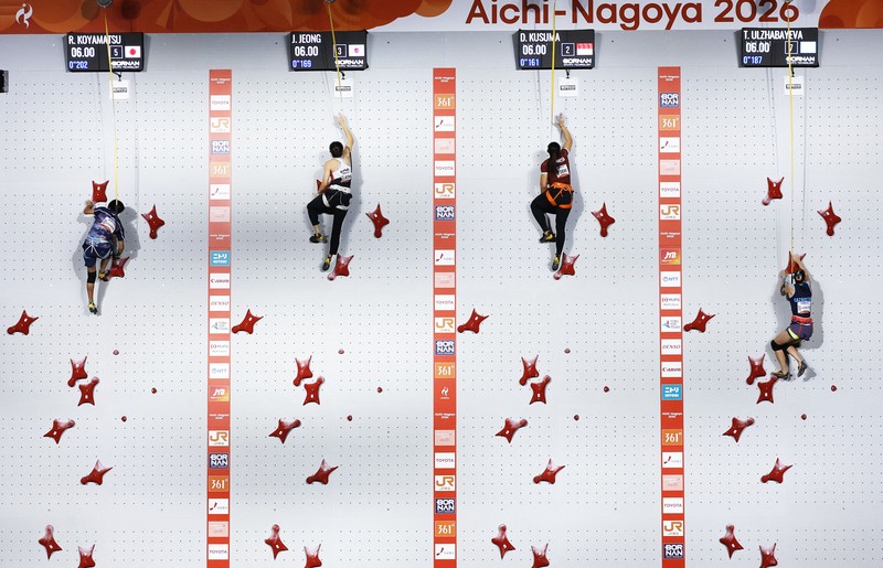 Pemain Indonesia Desak Made Rita Kusuma Dewi merayakan keberhasilannya meraih medali emas di atas podium bersama peraih medali perak Lijuan Deng dari China dan peraih medali perunggu Jimin Jeong dari Korea Selatan pada nomor speed 4 putri panjat tebing Asian Games Aichi-Nagoya 2026, di Nagoya International Exhibition Hall, Nagoya, Jepang, (30/9/2026). (REUTERS/Andrew Couldridge)