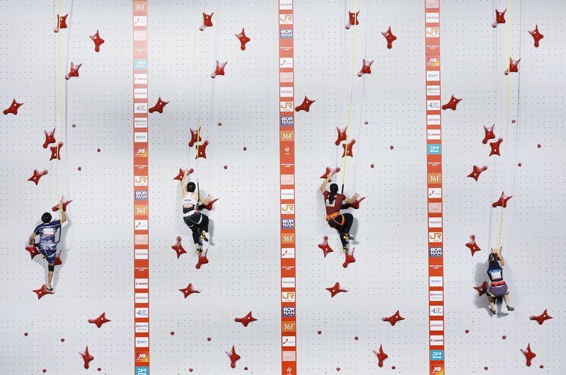 Pemain Indonesia Desak Made Rita Kusuma Dewi merayakan keberhasilannya meraih medali emas di atas podium bersama peraih medali perak Lijuan Deng dari China dan peraih medali perunggu Jimin Jeong dari Korea Selatan pada nomor speed 4 putri panjat tebing Asian Games Aichi-Nagoya 2026, di Nagoya International Exhibition Hall, Nagoya, Jepang, (30/9/2026). (REUTERS/Andrew Couldridge)