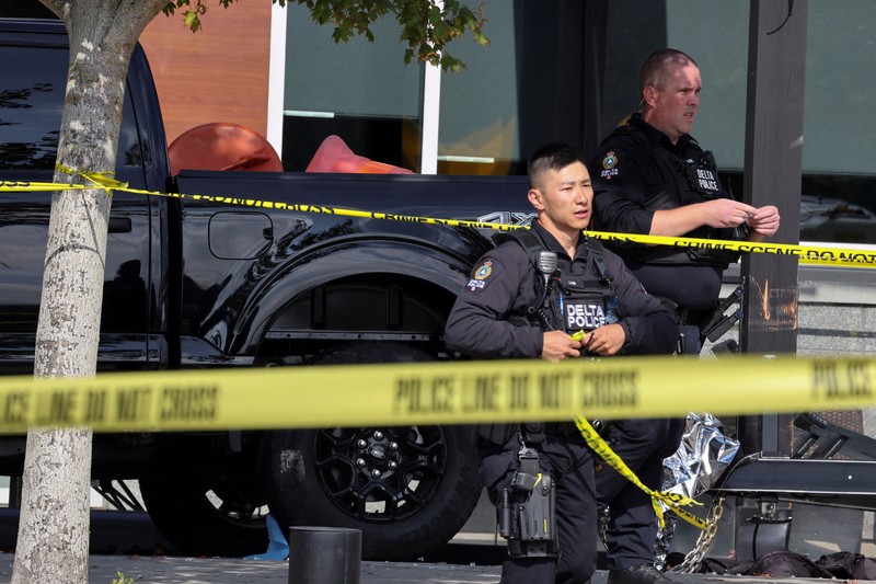 Seorang petugas Kepolisian Delta bekerja di lokasi kecelakaan di pusat perbelanjaan Tsawwassen Mills di Tsawwassen, British Columbia, Kanada, pada 30 September 2026. (REUTERS/Chris Helgren)