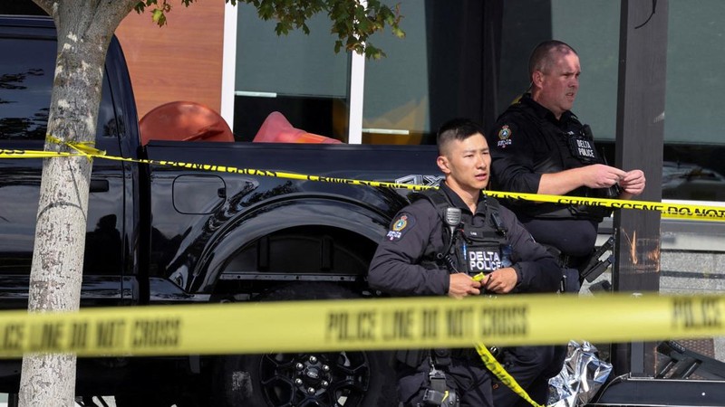 Petugas Kepolisian Delta bekerja di lokasi kecelakaan di pusat perbelanjaan Tsawwassen Mills di Tsawwassen, British Columbia, Kanada, pada 30 September 2026.