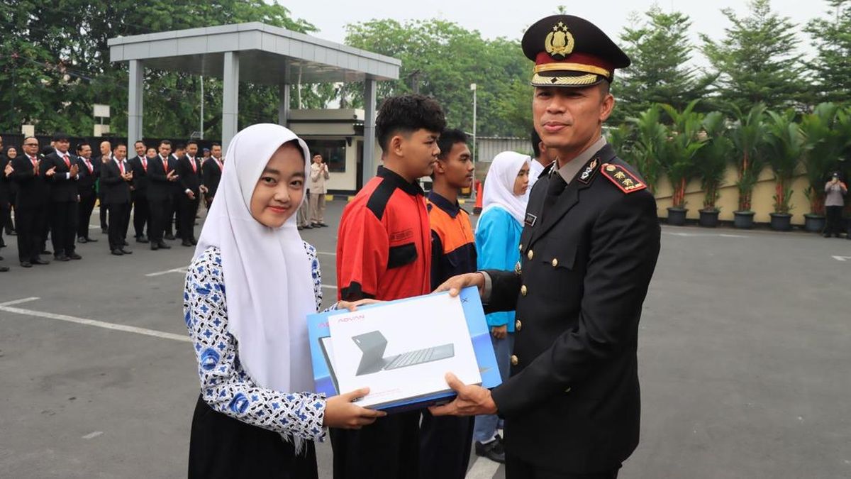 Dukung 'Pelajar Beken', Polrestro Bekasi Kota Serahkan Bantuan Tablet ke Siswa SMK — NadiKabar.com