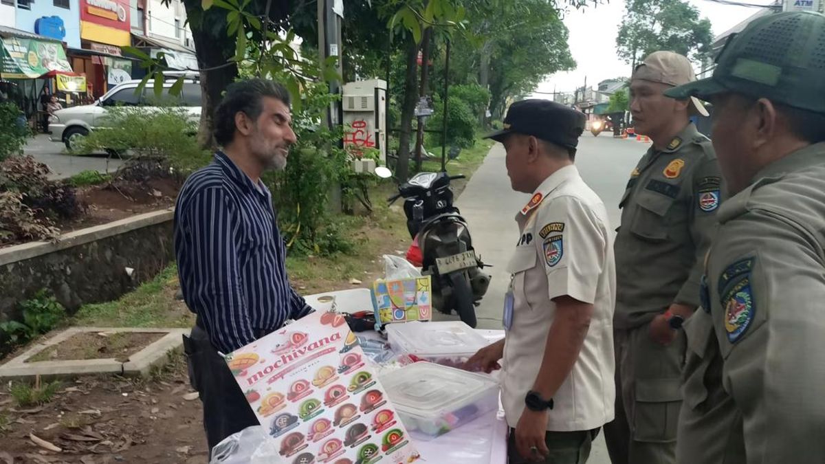 WNA Buka Lapak PKL di Pinggir Jalan Depok Berujung Ditindak Petugas — NadiKabar.com