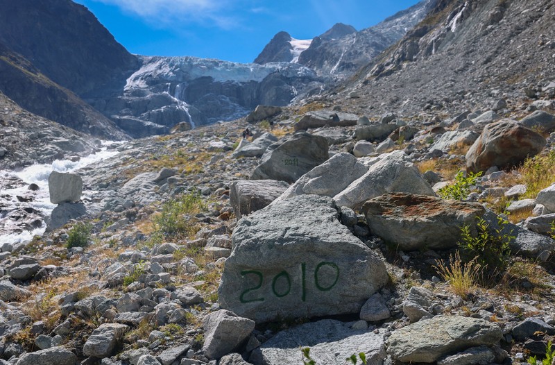 Para pendaki berjalan di atas moraine di gletser Mont Mine pada hari musim panas yang hangat di tengah perubahan iklim di Ferpecle dekat Evolene, Swiss, 3 September 2026. (REUTERS/Denis Balibouse)