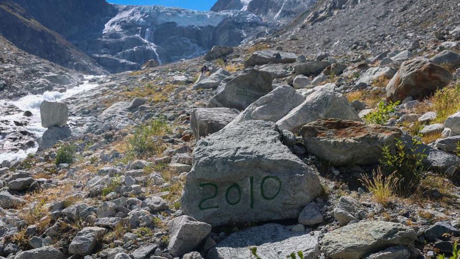 Sebuah batu yang menandai lokasi keberadaan gletser Mont Mine pada tahun 2010 terlihat pada hari musim panas yang hangat di tengah perubahan iklim di Ferpecle, dekat Evolene, Swiss, pada 3 September 2026.
