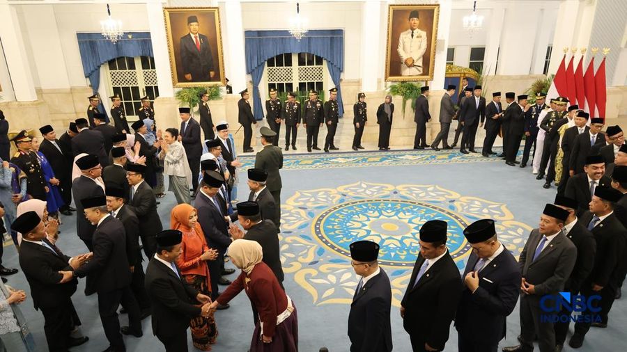 Sejumlah pejabat negara memberikan ucapan selamat kepada sejumlah Menteri dan Wakil Menteri Kabinet Merah Putih usai dilantik Presiden Prabowo Subianto di Istana Negara, Jakarta, Kamis (1/10/2026).