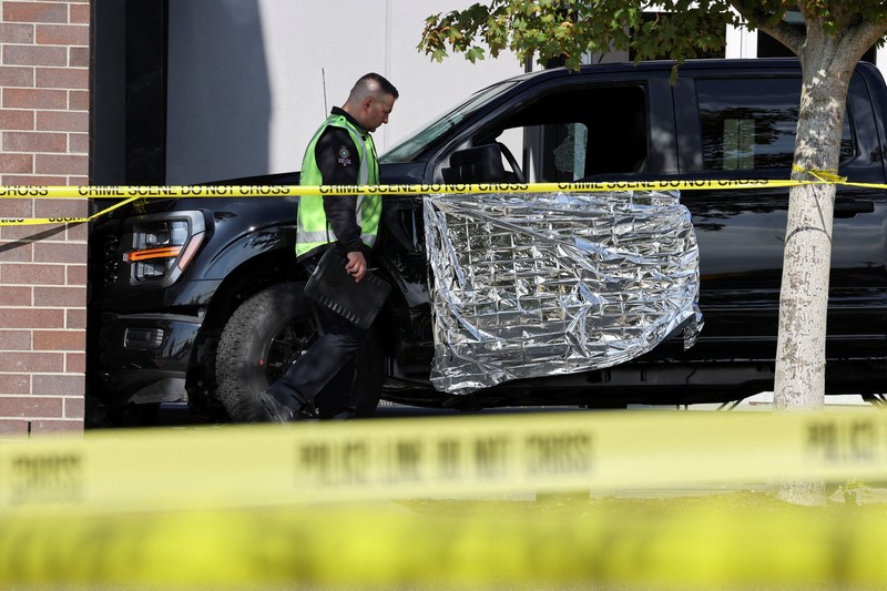 Seorang petugas Kepolisian Delta bekerja di lokasi kecelakaan di pusat perbelanjaan Tsawwassen Mills di Tsawwassen, British Columbia, Kanada, pada 30 September 2026. (REUTERS/Chris Helgren)