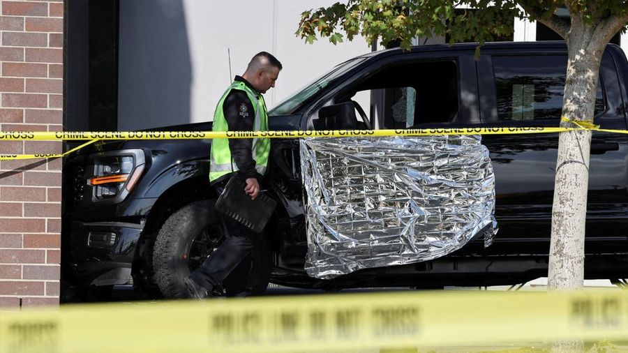 Seorang petugas Kepolisian Delta bekerja di lokasi kecelakaan di pusat perbelanjaan Tsawwassen Mills di Tsawwassen, British Columbia, Kanada, pada 30 September 2026.