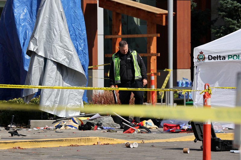Seorang petugas Kepolisian Delta bekerja di lokasi kecelakaan di pusat perbelanjaan Tsawwassen Mills di Tsawwassen, British Columbia, Kanada, pada 30 September 2026. (REUTERS/Chris Helgren)