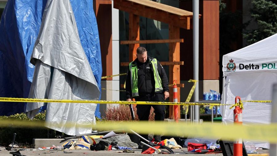 Seorang petugas Kepolisian Delta bekerja di lokasi kecelakaan di pusat perbelanjaan Tsawwassen Mills di Tsawwassen, British Columbia, Kanada, pada 30 September 2026. (REUTERS/Chris Helgren)