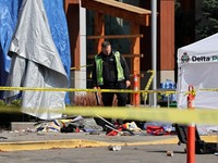 Seorang petugas Kepolisian Delta bekerja di lokasi kecelakaan di pusat perbelanjaan Tsawwassen Mills di Tsawwassen, British Columbia, Kanada, pada 30 September 2026. (REUTERS/Chris Helgren)