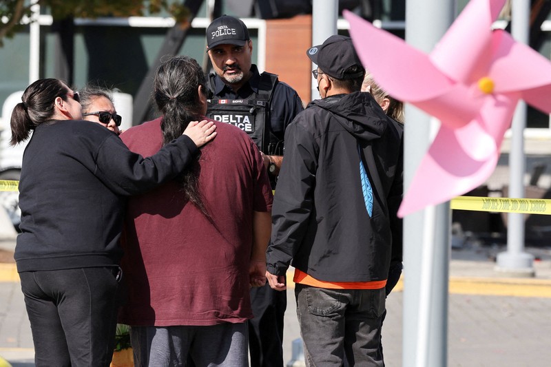 Seorang petugas Kepolisian Delta bekerja di lokasi kecelakaan di pusat perbelanjaan Tsawwassen Mills di Tsawwassen, British Columbia, Kanada, pada 30 September 2026. (REUTERS/Chris Helgren)
