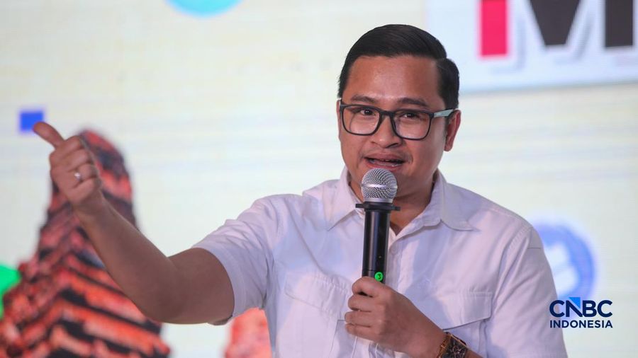Staf Khusus Menteri UMKM Kementerian UMKM, Hasby Muhammad Zamri menyampaikan pemaparan dalam acara Kota Masa Depan #BeraniDigital di Kantor Wali Kota Cirebon, Jawa Barat, Kamis (1/10/2026). (CNBC Indonesia/Faisal Rahman)
