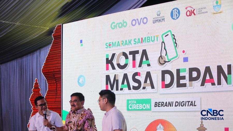 Staf Khusus Menteri UMKM Kementerian UMKM, Hasby Muhammad Zamri menyampaikan pemaparan dalam acara Kota Masa Depan #BeraniDigital di Kantor Wali Kota Cirebon, Jawa Barat, Kamis (1/10/2026). (CNBC Indonesia/Faisal Rahman)