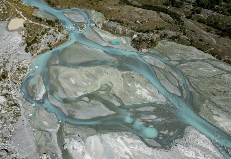 Para pendaki berjalan di atas moraine di gletser Mont Mine pada hari musim panas yang hangat di tengah perubahan iklim di Ferpecle dekat Evolene, Swiss, 3 September 2026. (REUTERS/Denis Balibouse)