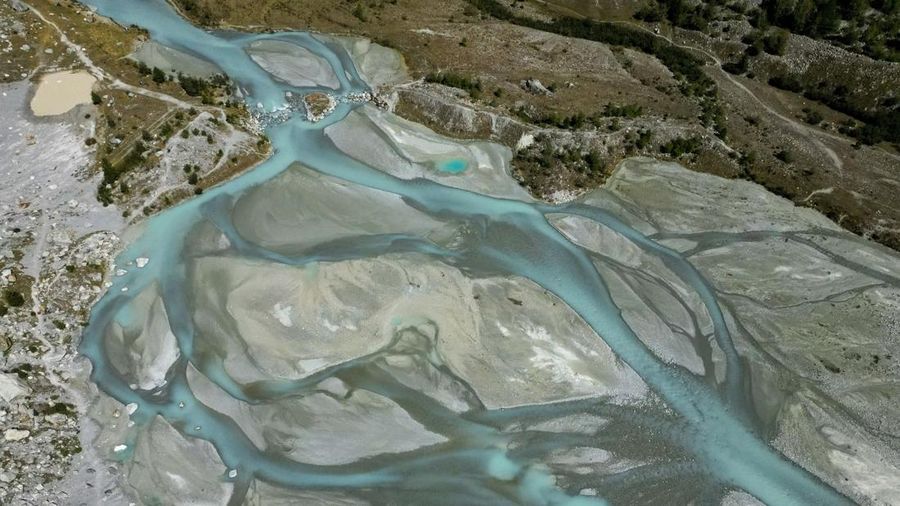 Tampilan dari drone memperlihatkan air lelehan mengalir melintasi dataran aluvial dari gletser Mont Mine pada hari musim panas yang hangat di tengah perubahan iklim di Ferpecle dekat Evolene, Swiss, 3 September 2026.