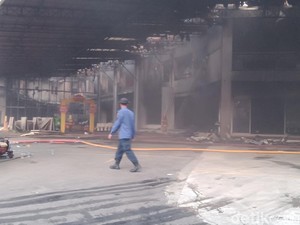Trans Home Terbakar, Keluarga Karyawan Berdatangan