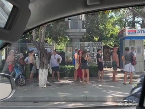 Turis Rusia Berburu Uang Tunai, Ramai-ramai Antre ATM