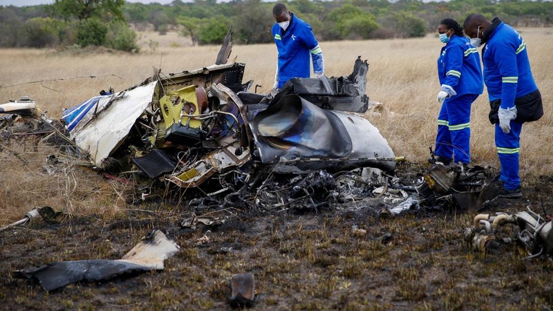 Officials work at the site of a helicopter crash at Kudenga Farm in the Marondera rural area, east of Harare, Zimbabwe, October 1, 2026. REUTERS/Philimon Bulawayo     TPX IMAGES OF THE DAY