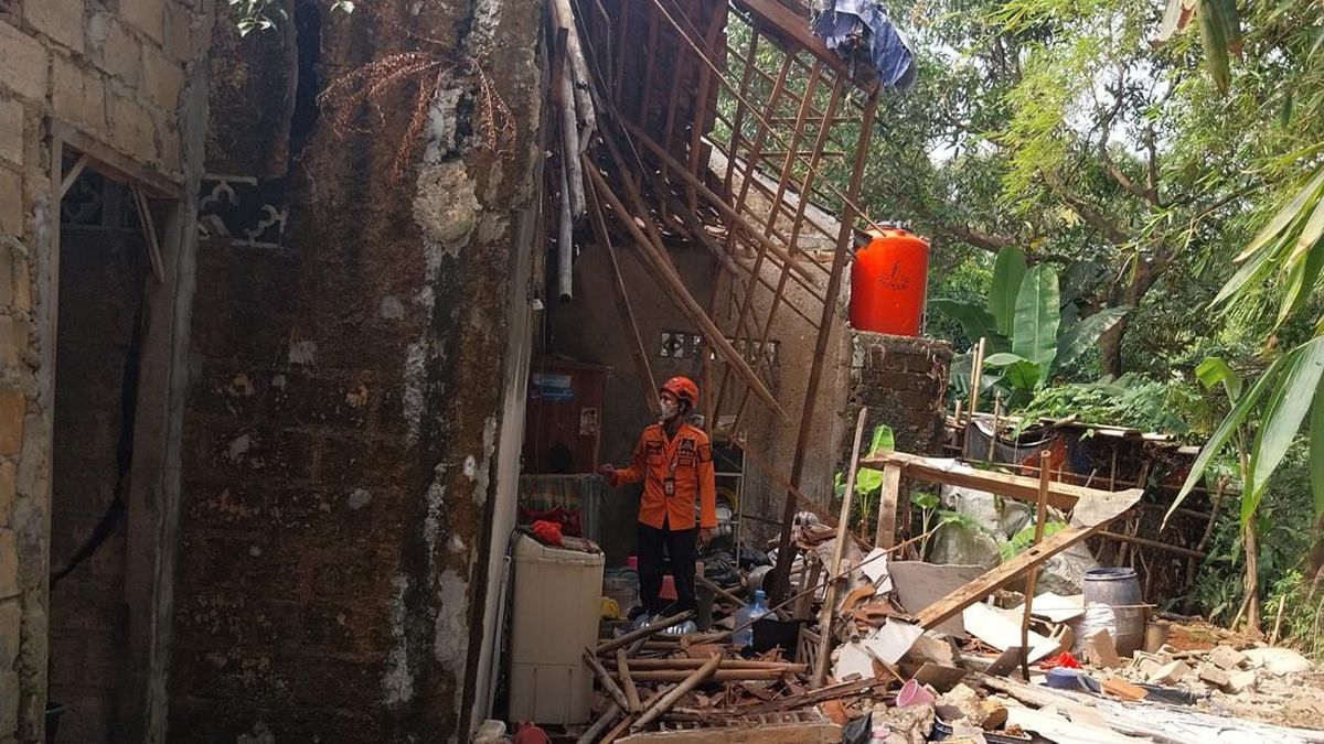 Ilustrasi berita Nasional: Tebing 10 Meter Longsor Timpa Rumah Warga di Bogor, Dinding dan Atap Jebol