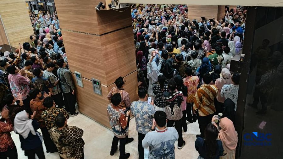 Antrean PNS Kemenperin yang ingin bersalaman dengan Menteri Perindustrian yang baru M Sarmuji. (CNBC Indonesia/Damiana Cut E)