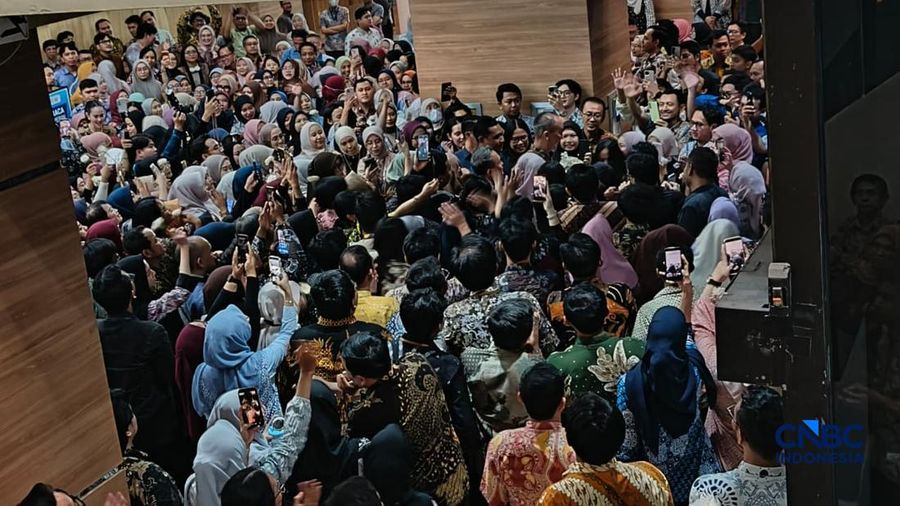 Antrean PNS Kemenperin yang ingin bersalaman dengan AGK. (CNBC Indonesia/Damiana Cut E)