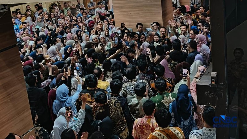 Antrean PNS Kemenperin yang ingin bersalaman dengan AGK. (CNBC Indonesia/Damiana Cut E)