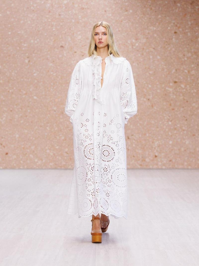 Gaya Putri Gwyneth Paltrow Debut Runway, Melenggang di Paris Fashion Week