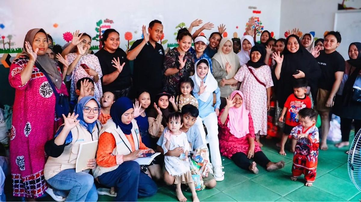 Ilustrasi berita Hiburan: Bebizie Bagi 200 Paket Sembako untuk Korban Kebakaran Kampung Muka