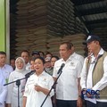 Direktur Utama Perum Bulog Ahmad Rizal Ramdhani bersama Ketua Komisi IV DPR RI Siti Hediati Hariyadi atau Titiek Soeharto mengecek langsung kondisi perberasan di Pasar Induk Beras Cipinang (PIBC), Jakarta Timur, Jumat (2/10/2026). (CNBC Indonesia/Mar