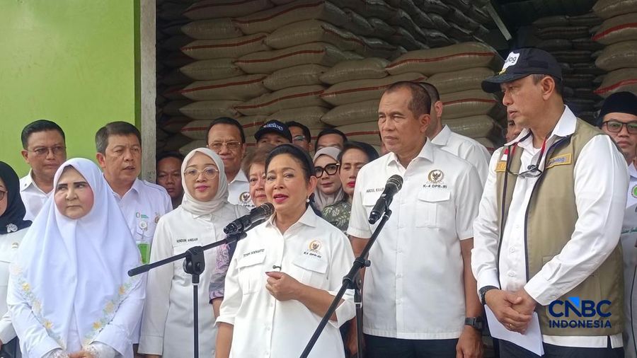 Direktur Utama Perum Bulog Ahmad Rizal Ramdhani bersama Ketua Komisi IV DPR RI Siti Hediati Hariyadi atau Titiek Soeharto mengecek langsung kondisi perberasan di Pasar Induk Beras Cipinang (PIBC), Jakarta Timur, Jumat (2/10/2026). (CNBC Indonesia/Mar