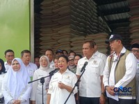 Direktur Utama Perum Bulog Ahmad Rizal Ramdhani bersama Ketua Komisi IV DPR RI Siti Hediati Hariyadi atau Titiek Soeharto mengecek langsung kondisi perberasan di Pasar Induk Beras Cipinang (PIBC), Jakarta Timur, Jumat (2/10/2026). (CNBC Indonesia/Mar