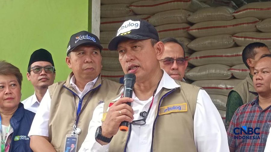 Direktur Utama Perum Bulog Ahmad Rizal Ramdhani bersama Ketua Komisi IV DPR RI Siti Hediati Hariyadi atau Titiek Soeharto mengecek langsung kondisi perberasan di Pasar Induk Beras Cipinang (PIBC), Jakarta Timur, Jumat (2/10/2026). (CNBC Indonesia/Mar