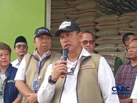 Direktur Utama Perum Bulog Ahmad Rizal Ramdhani bersama Ketua Komisi IV DPR RI Siti Hediati Hariyadi atau Titiek Soeharto mengecek langsung kondisi perberasan di Pasar Induk Beras Cipinang (PIBC), Jakarta Timur, Jumat (2/10/2026). (CNBC Indonesia/Mar