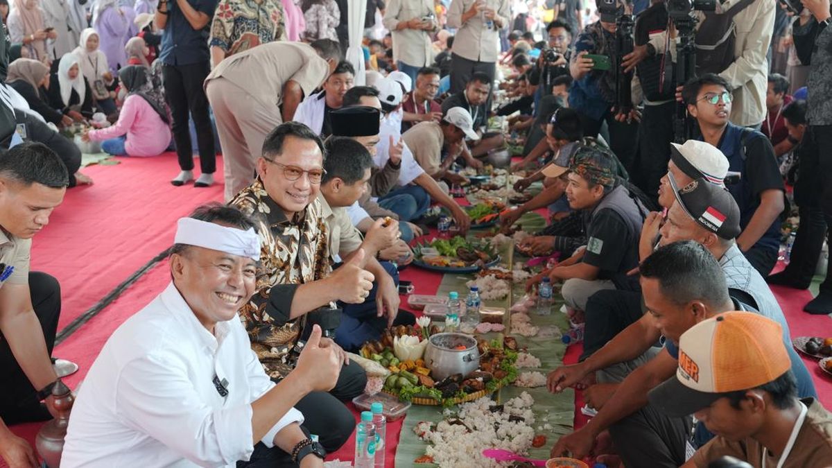 Mendagri Makan Liwet Bareng Sopir Truk Genteng di Purwakarta — NadiKabar.com