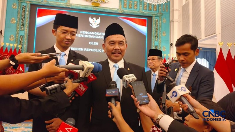 Kepala Badan Komunikasi Pemerintah (Bakom RI) Syahganda Nainggolan saat menyampaikan keterangan pers usai dilantik Presiden Prabowo Subianto di Istana Negara, Jakarta, Jumat (2/10/2026).