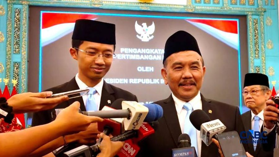 Kepala Badan Komunikasi Pemerintah (Bakom RI) Syahganda Nainggolan saat menyampaikan keterangan pers usai dilantik Presiden Prabowo Subianto di Istana Negara, Jakarta, Jumat (2/10/2026). (CNBC Indonesia/Emir Yanwardhana)