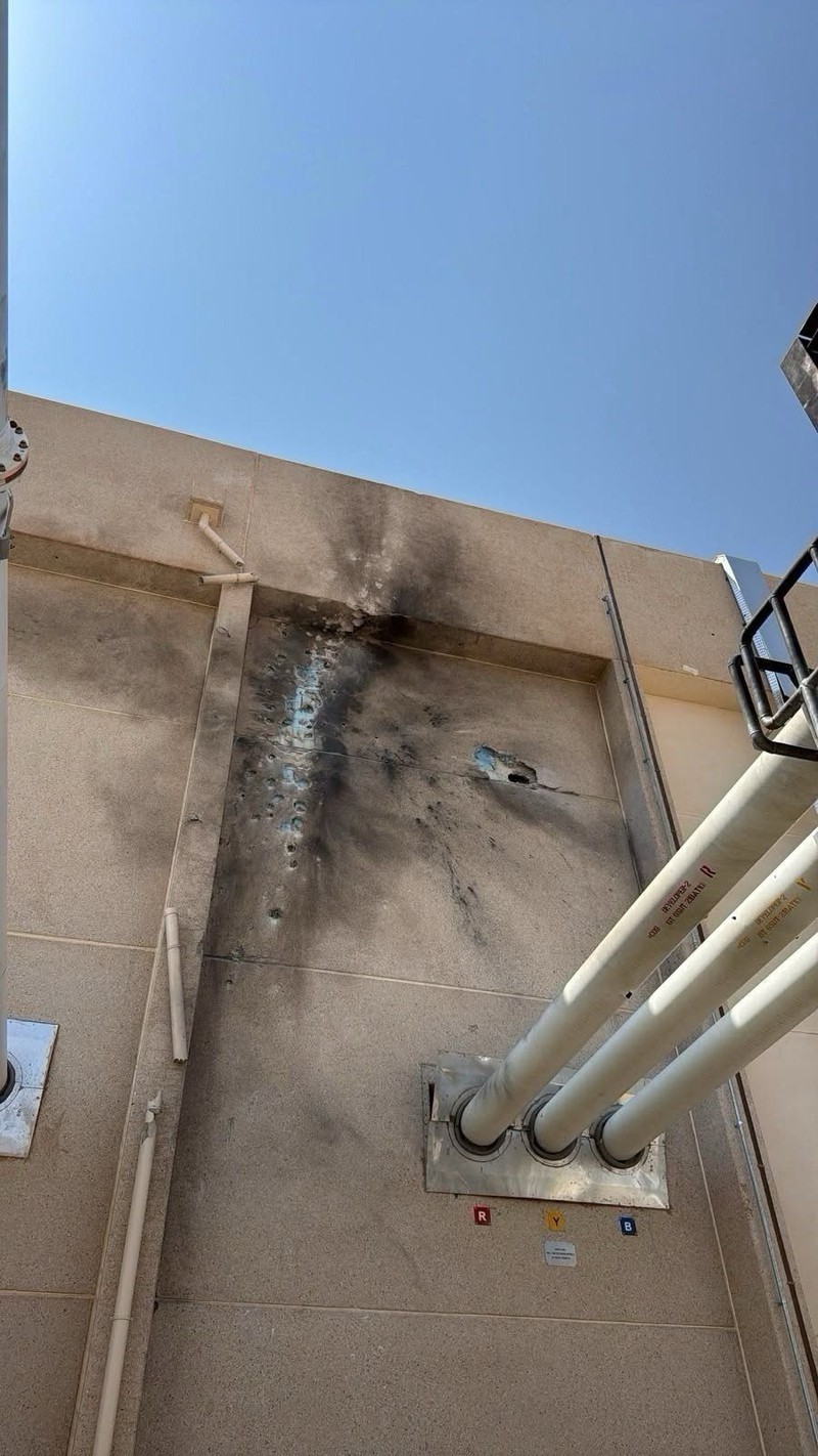 Kerusakan pada gardu distribusi listrik Taibah dan puing-puing drone yang menurut otoritas Saudi diluncurkan oleh kelompok Houthi, Selasa (29/9/2026) di Madinah, Arab Saudi. (via REUTERS/SAUDI PRESS AGENCY)