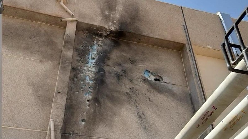 Kerusakan pada gardu distribusi listrik Taibah dan puing-puing drone yang menurut otoritas Saudi diluncurkan oleh kelompok Houthi, Selasa (29/9/2026) di Madinah, Arab Saudi. (via REUTERS/SAUDI PRESS AGENCY)